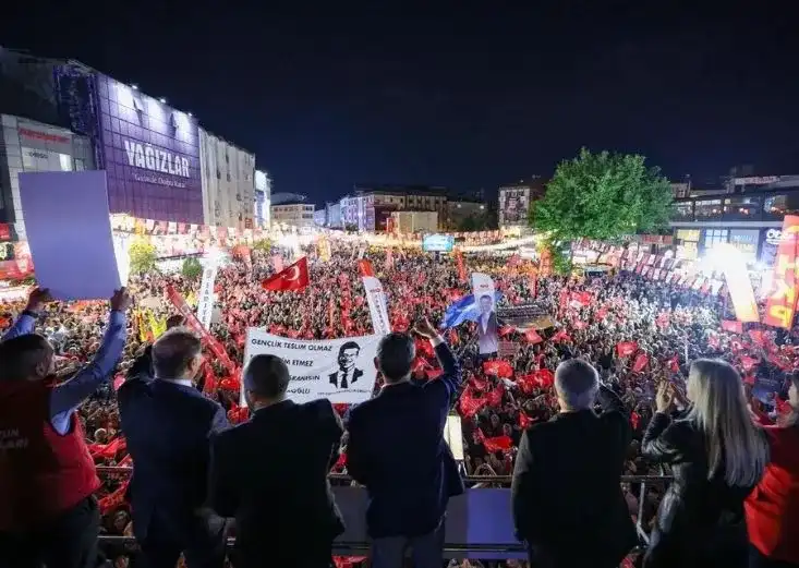 Eskişehir'de Tek Ses Destek: Ekrem İmamoğlu İçin "Yiğidim Aslanım" Korosu Yükseldi